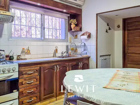 VENTA CASA  6 DORMITORIOS CON QUINCHO PARRILLA Y BAÑO EN CIPOLLETTI