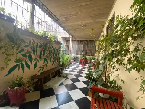 Venta de Casa 5 ambientes con patio, terraza y local al frente.