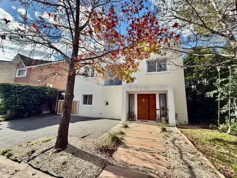 Casa 6 ambientes en Venta, barrio Los Angeles Village