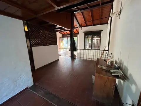Chalet 5 ambientes con garage y fondo en Ciudad Jardin