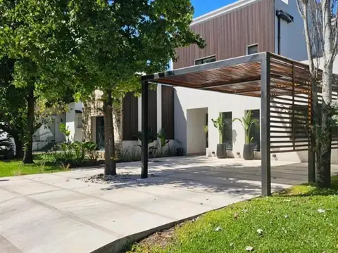 Casa en Venta con 2 cocheras