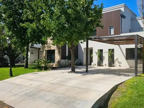 Casa 5 ambientes con 3 baños