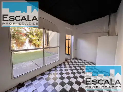 CASA 4 HABITACIONES CON PATIO Y COCHERA - USO COMERCIAL