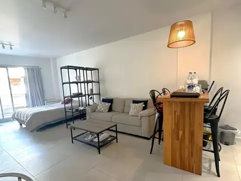 Monoambiente muy amplio con balcón al frente