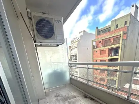Monoambiente muy amplio con balcón al frente