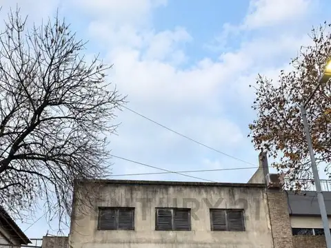 Se Vende Casa de 2 Plantas con Cochera, Terraza y Quinchos, a Pasos del Parque A