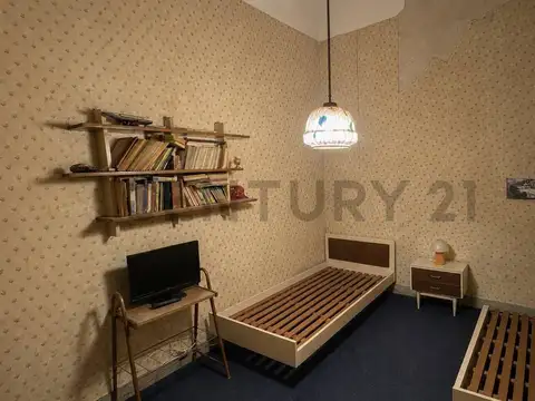 Se Vende Casa de 2 Plantas con Cochera, Terraza y Quinchos, a Pasos del Parque A