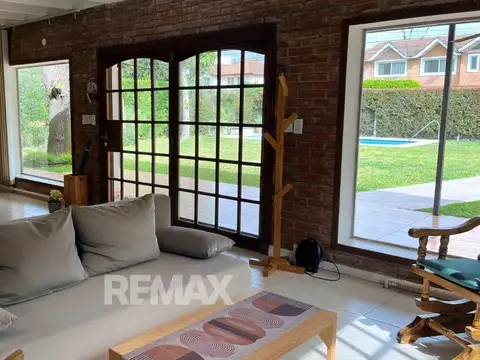 Casa 4 ambientes con 2 baños