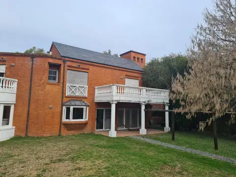 Casa 7 ambientes con 4 baños