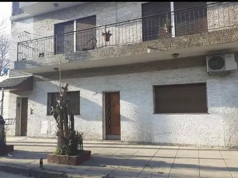 CASA EN DOS PLANTAS CON BALCÓN CORRIDO IDEAL DOS FAMILIAS
