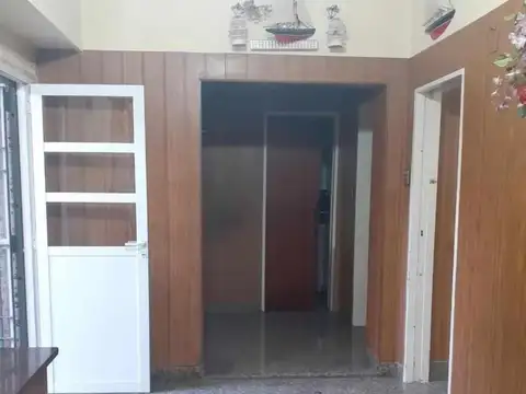 CASA EN DOS PLANTAS CON BALCÓN CORRIDO IDEAL DOS FAMILIAS