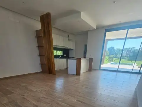 Casa en Venta con 4 cocheras