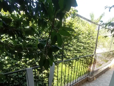 VENTA CASA EN 2 PLANTAS C/COCHERA FLORESTA NORTE