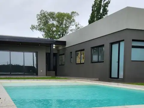 Casa en Venta con 2 cocheras