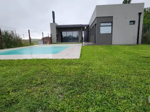 Venta de Casa en Ibarlucea de 3 dormitorios con pileta y parrillero. Las Fincas de Ibarlucea