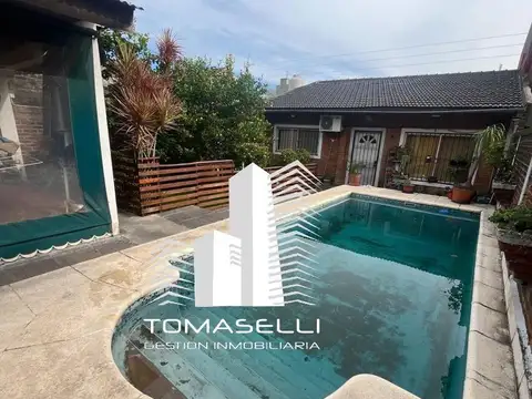 VENTA - EXCELENTE CASA 5 AMBIENTES - CON PISCINA Y QUINCHO - A 700METROS DE CABA