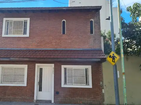 VENTA CASA 4 AMB 2 PLANTAS, PATIO, TZA , A REFACC.