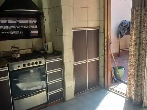 VENTA CASA 4 AMB 2 PLANTAS, PATIO, TZA , A REFACC.