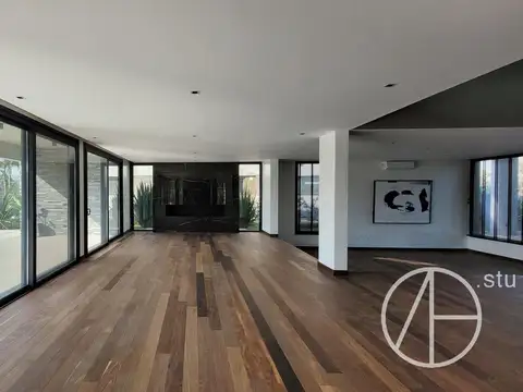 Casa en Venta con 6 cocheras