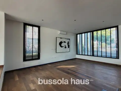 Casa 8 ambientes con 6 baños