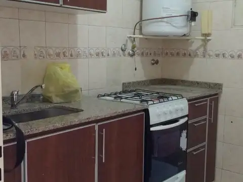 MONOAMBIENTE - AL  FRENTE CON BALCON  - SEGUNDO PISO POR ESCALERA
