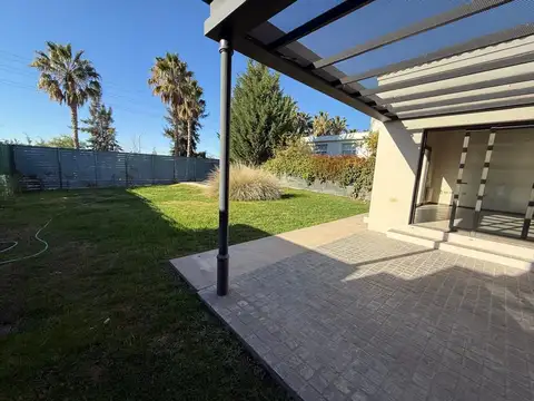 Casa 6 ambientes con 2 baños