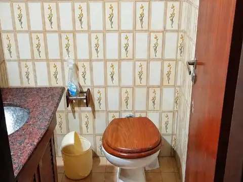 CASA DE 4 AMBIENTES CON DEPENDENCIA, PATIO Y TERRAZA.
