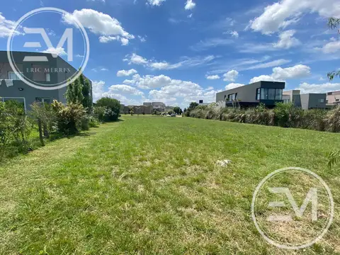 Venta terreno a la laguna en Barrio Privado Santa Rita