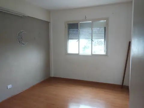 En alquiler departamento de 3 ambientes en ciudad jardín.