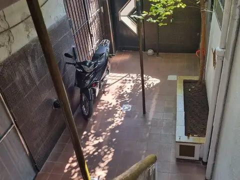 PH 5 ambientes, patio, balcón. A 100 metros de Hipólito Yrigoyen VENTA