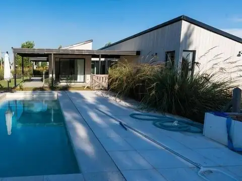 Venta de Casa con piscina en Fincas De San Vicente Sporting