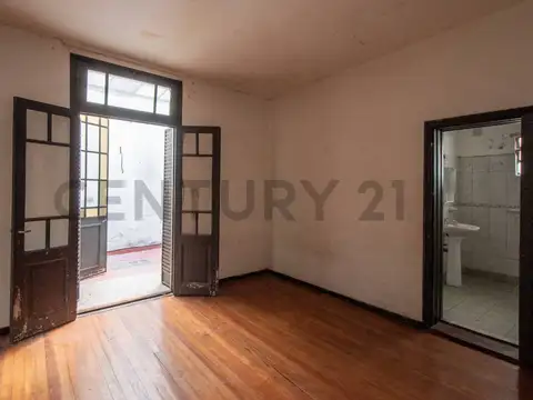 Casa 6 ambientes con 2 baños