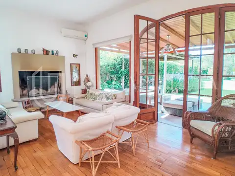 Casa en Venta con 2 cocheras