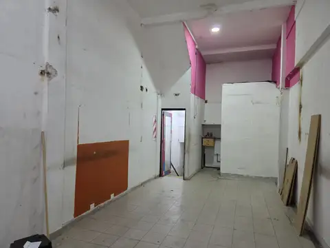 Once - Alquiler de local comercial de 120 m² totales con sotano, Lavalle al 2300, entre Pasteur y Azcuenaga sin expensas