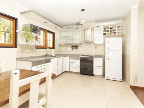 Casa 5 ambientes con 2 baños