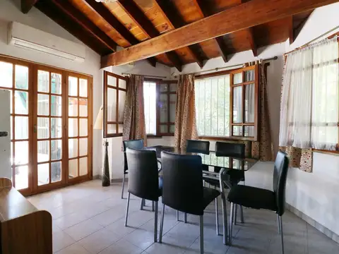 VENTA CASA 4 AMBIENTES VESTIDOR QUINCHO LAVADERO  JARDIN AMPLIO