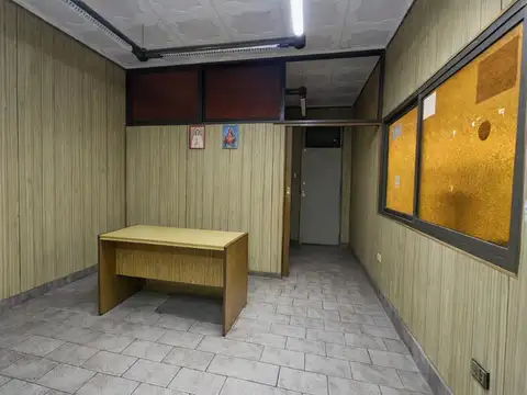 Galpón de dos plantas libre y oficinas en Barrio Industrial