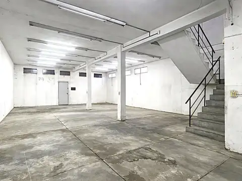 Galpón de dos plantas libre y oficinas en Barrio Industrial