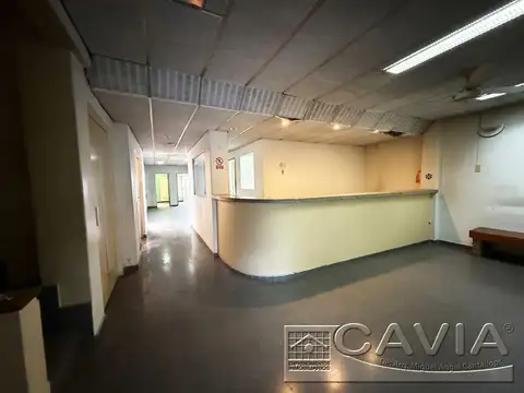 Edificio de 409 m2 cubiertos sobre lote propio ex clínica oftalmólogica en tres plantas. Calefacción central y ascensor camillero.