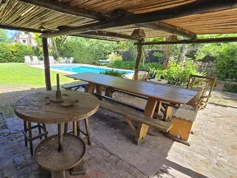 Casa 9 ambientes con 4 baños