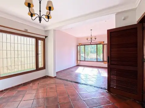 Casa en Alquiler con 1 cochera