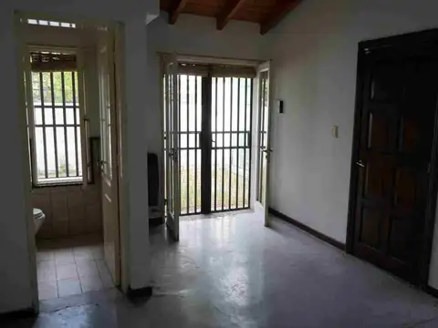 Casa 8 ambientes con 2 baños