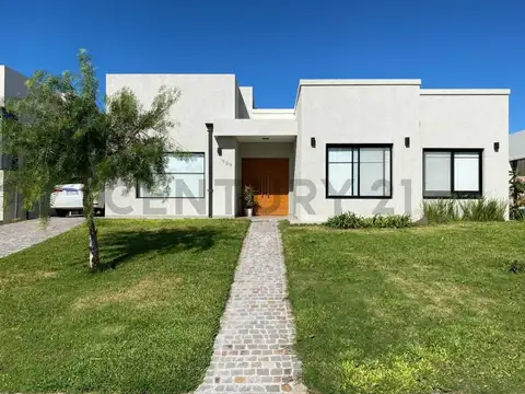 CASA CON PILETA PARQUIZADA