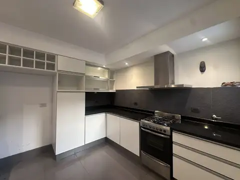Casa 6 ambientes con 2 baños