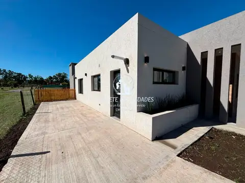 Casa en venta de 4 ambientes a Estrenar. Con fondo a Verde. Santa Sofia. Pilar. 100