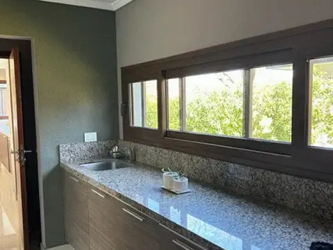Casa en Venta en Abril Club De Campo, USD 1.300.000