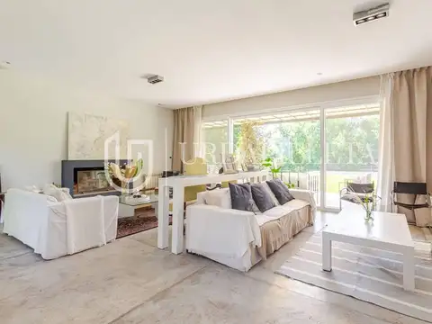 Casa 6 ambientes con 4 baños