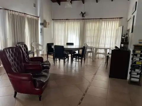 Casa 5 ambientes con 3 baños