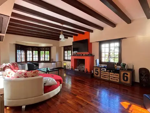 Importante chalet con 5 habitaciones, quincho, pileta y coch