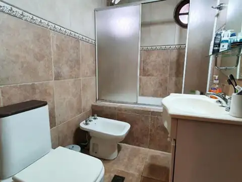 Casa 5 ambientes con 2 baños